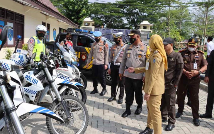 Kapolres Demak AKBP Budi Adhy Buono saat pengecekan personel operasi Zebra Candi 2022. Senin (3/10)