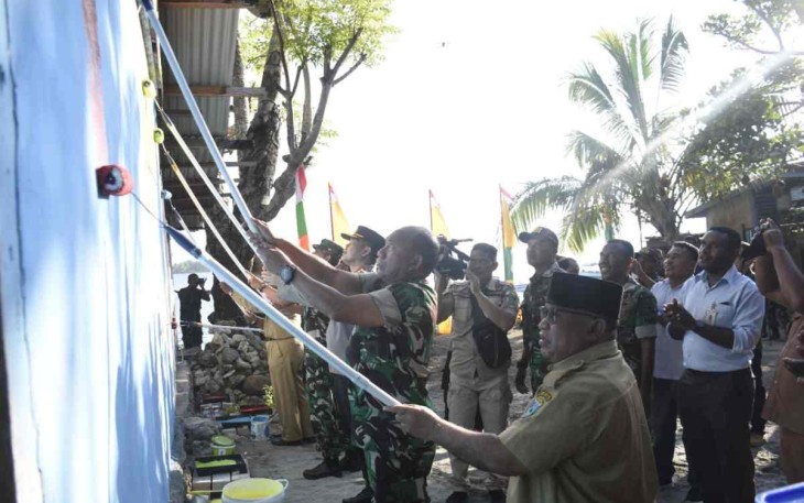 Pangdam Kasuari Mayjen TNI Gabriel Lema saat pengecetan simbolis kampung warna warni. Senin (3/10)