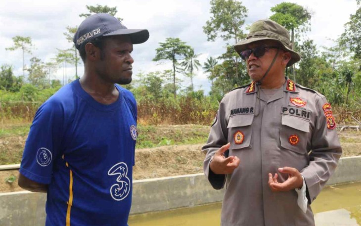 Kasatgas Binmas Ops Damai Cartenz Kombes Pol Nanang Purnomo saat memberikan arahan ke warga binaan di spot perikanan Kabupaten Mimika. Senin (3/10)