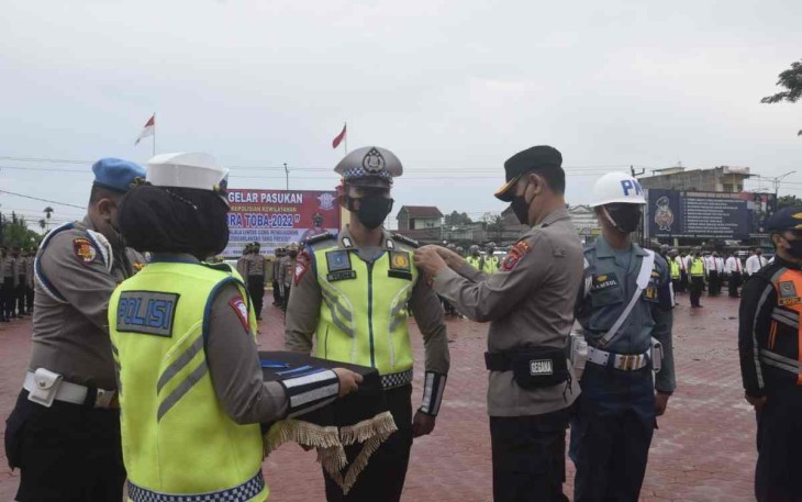 Wakapolda Sumut Brigjen Pol Dadang Hartanto menyematkan tanda operasi Zebra Toba 2022. Senin (3/10)