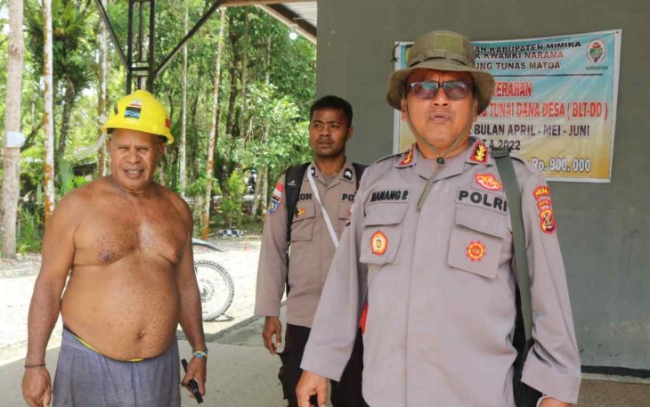 Kasatgas Binmas Ops Damai Cartenz Kombes Pol Nanang Purnomo bersama tokoh masyarakat Daud Tabuni. Senin (3/10)