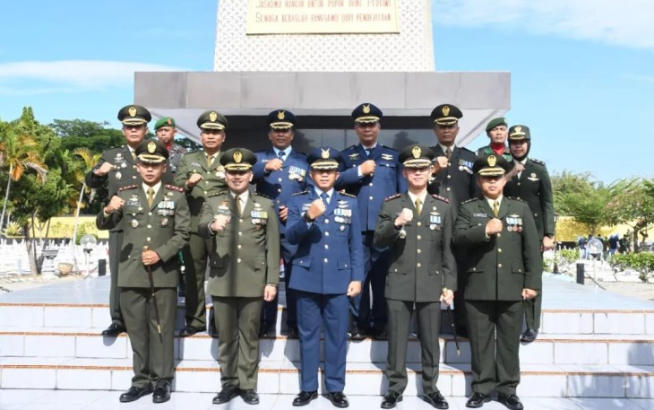Jajaran TNI ziarah di TMP Madiun, Selasa (10/4)