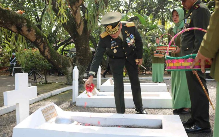 Danrem 052/Wkr Brigjen TNI Rano Tilaar saat ziarah dan Tabur bunga di TMP Taruna Tangerang. Selasa (4/10)