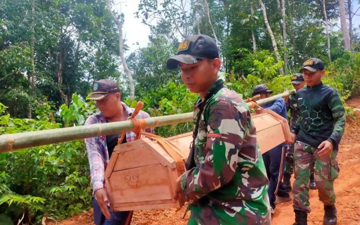 Bantu prosesi pemakaman warga di perbatasan 