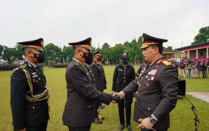 Kapolri Jenderal Listyo Sigit Prabowo saat memberikan ucapan selamat perwira SIP angkatan 51 di Sukabumi Jawa barat, Senin (3/10)