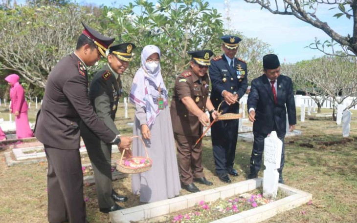 Danlanud Sugiri Sukani Letkol Pnb Supardo Butarbutar saat bersama forkopimda Majalengka tabur bunga di TMP Sawala. Selasa (4/10)