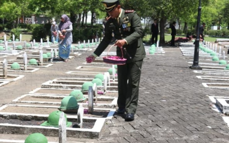 Dandim 0805/Ngawi Letkol Inf Adi Wirawan tabur bunga di TMP Dr Radjiman Wedyadiningrat. Selasa (4/10) 