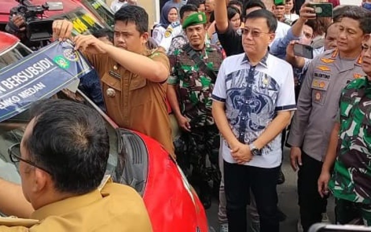 Pemasangan stiker download aplikasi Si Bonas dapatkan subsidi ongkos Rp1.500., di angkutan umum. Senin (3/10)