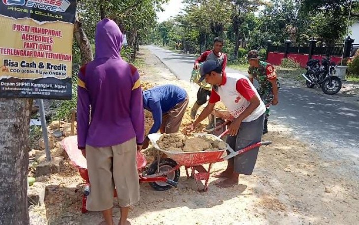 Perbaikan jalan desa akses menuju persawahan warga
