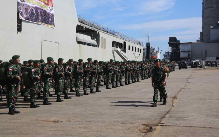 KRI Banjarmasin-592 saat debarkasi pasukan Yonif PR 431/SSP di Makassar, Selasa (4/10)