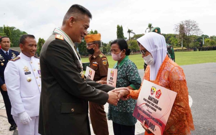 Pangdam Udayana Mayjen TNI Sonny Aprianto menyerahkan simbolis rumah rehab RLTH. Rabu (5/10)
