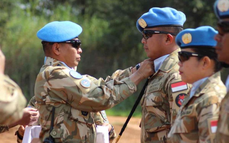 Dansatgas BCG TNI Kolonel Inf M.Faizal Nasution menyematkan kenaikan pangkat prajuritnya. Rabu (5/10)