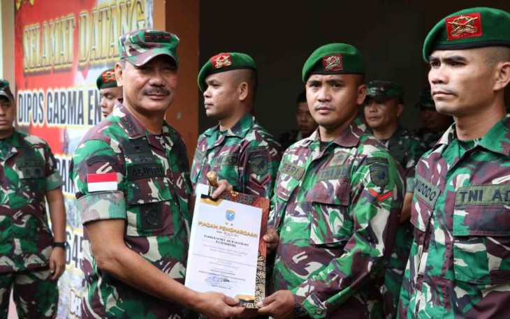 Pangdam XII/Tpr Mayjen TNI Sulaiman Agusto berikan penghargaan prajurit berprestasi. Kamis (6/10)