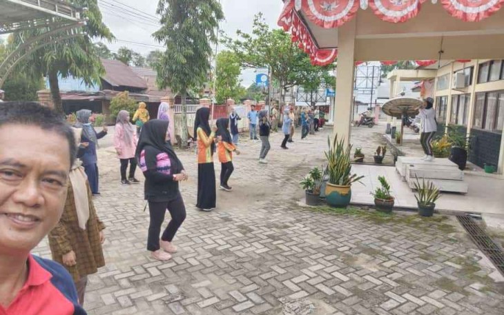 Senam sehat bersama di halaman kecamatan Amuntai Selatan, Jum'at (7/10)