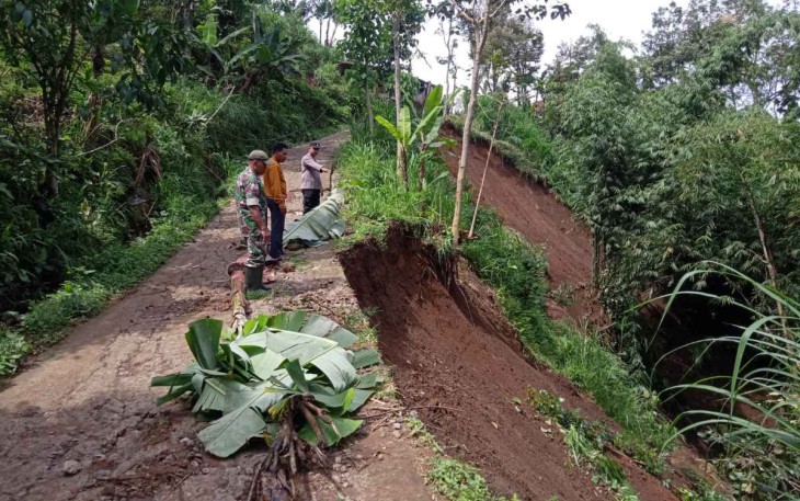 Tanah longsor di desa Krisik