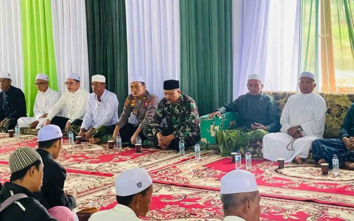 Danramil 09/Amuntai Selatan Pelda Iwan Setia Bhakti saat mengikuti Maulid Nabi Muhammad SAW. Minggu (9/10)
