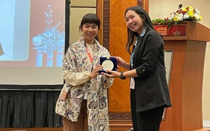 Dokumentasi: Mahasiswi UPER, Fransisca Indah Permatasari, saat mendapatkan penghargaan Best Oral Presentasion di The 46th IPA Convention and Exhibition, 2022.