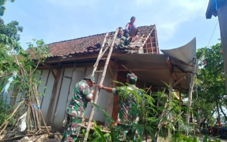 Perbaiki atap rumah warga binaan 