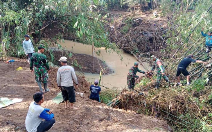 Karya bakti perbaikan jembatan ambruk