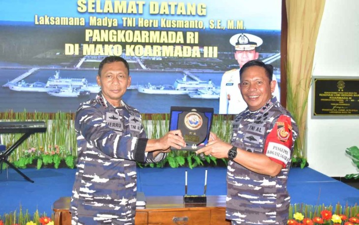 Pangkoarmada RI Laksdya Heru Kusmanto menerima cenderamata dari Pangkoarmada III Laksma Irvansyah, Rabu (12/10)
