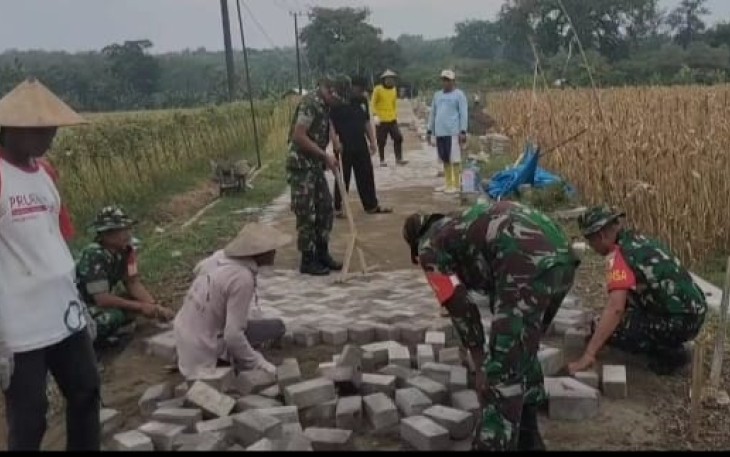 Kerja bakti bersama masyarakat di desa binaan