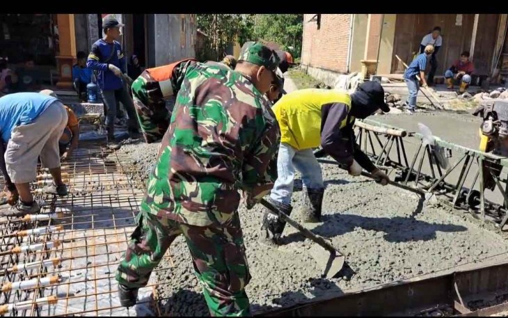 Gotong-royong pengecoran jalan di wilayah desa binaan
