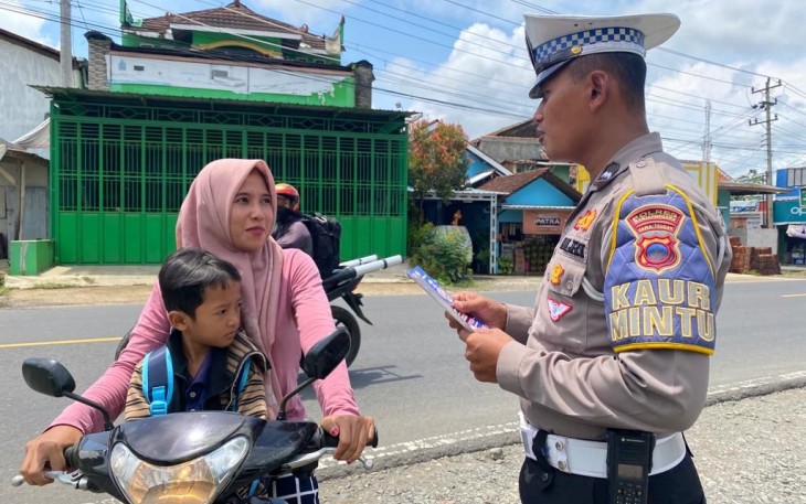 Sosialisasikan operasi Zebra Candi 2022 ke pengguna jalan