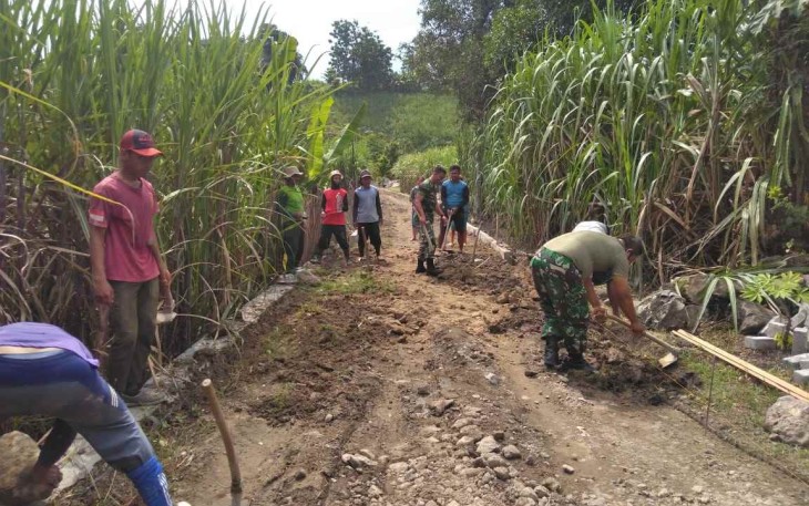 Gotong royong bersama warga binaan