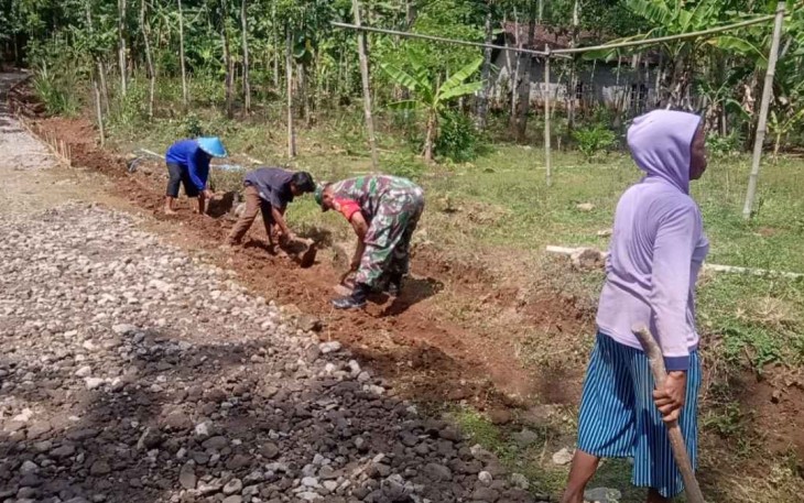Budaya gotong royong bersama warga binaan