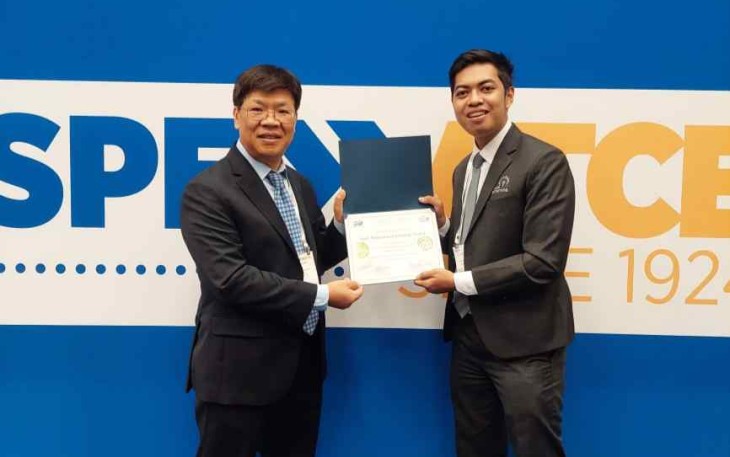 Dokumentasi: Mahasiswa UPER, Muhammad Athallah Naufal saat mendapatkan penghargaan sebagai Juara 2 di SPE International Student Paper Contest 2022, di Houston, Amerika Serikat.