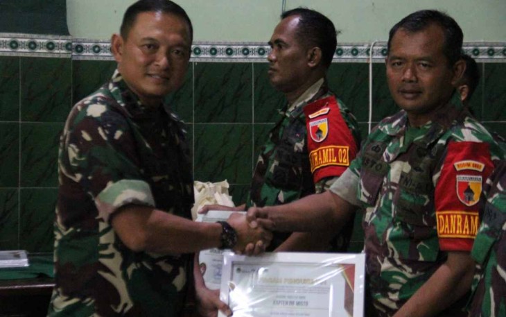 Dandim 0803/Madiun Letkol Inf Meina Helmi saat memberikan apresiasi anggotanya