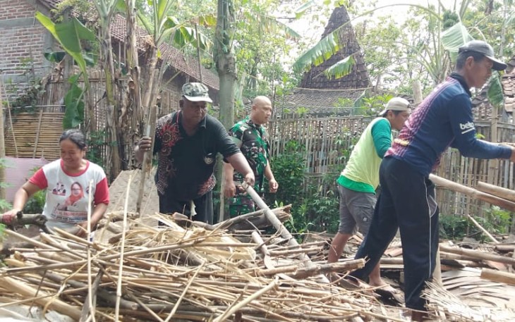 Evakuasi korban rumah roboh wilayah binaan