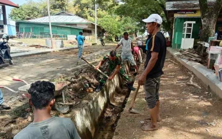 Bersihkan parit bersama warga binaan