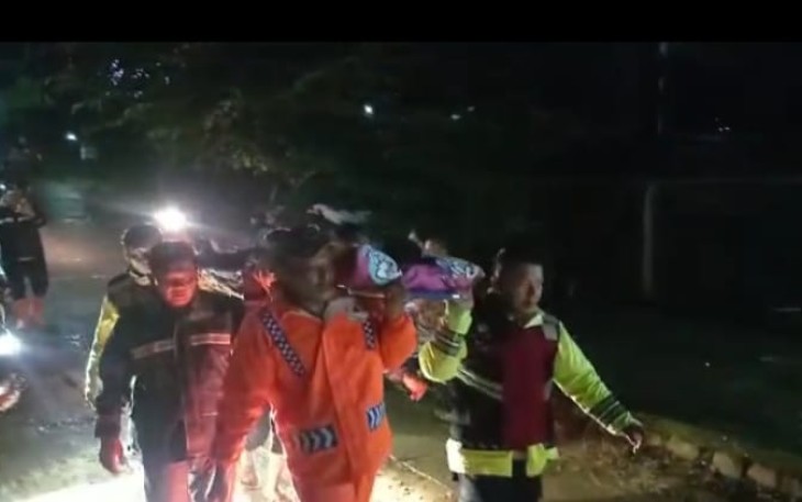 Evakuasi warga tertimbun tanah longsor 