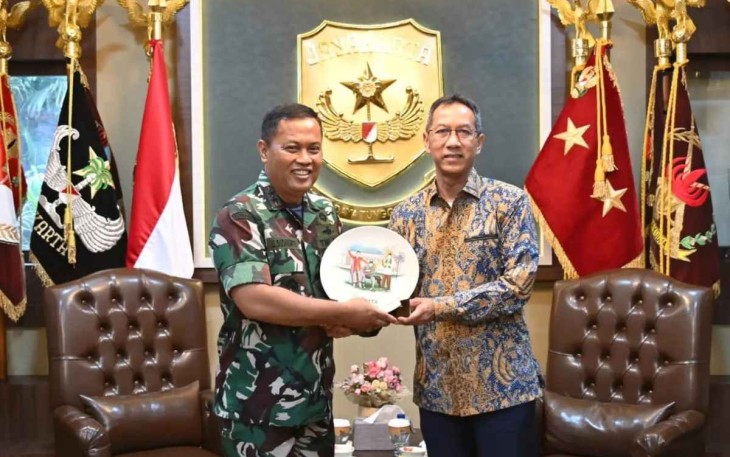 Pangdam Jaya Mayjen TNI Untung Budiharto menerima cenderamata Gubernur DKI Jakarta Drs Heru Budi Hartono di Jakarta 