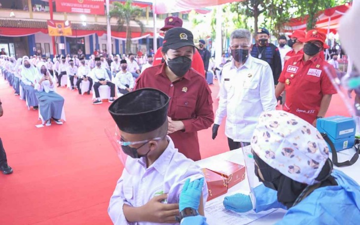 Puan Maharani saat pelaksanaan vaksinasi booster pelajar dan santri di Jakarta 