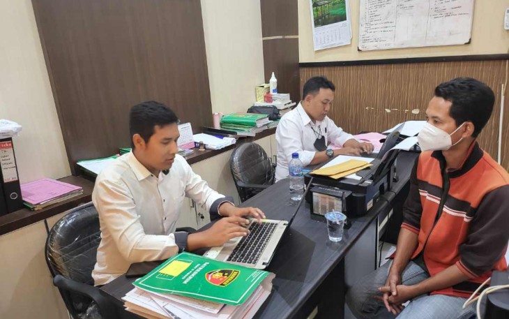 Tersangka penggelapan uang perusahaan saat di BAP di Polres Blitar