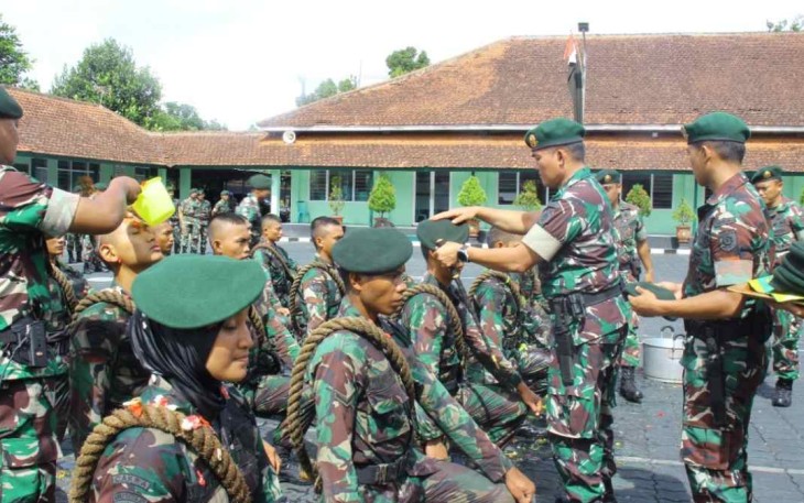 Danyon Bekang 2 Kostrad Letkol Cba Firmanuddin Lilawangsa saat tradisi penerimaan warga baru 