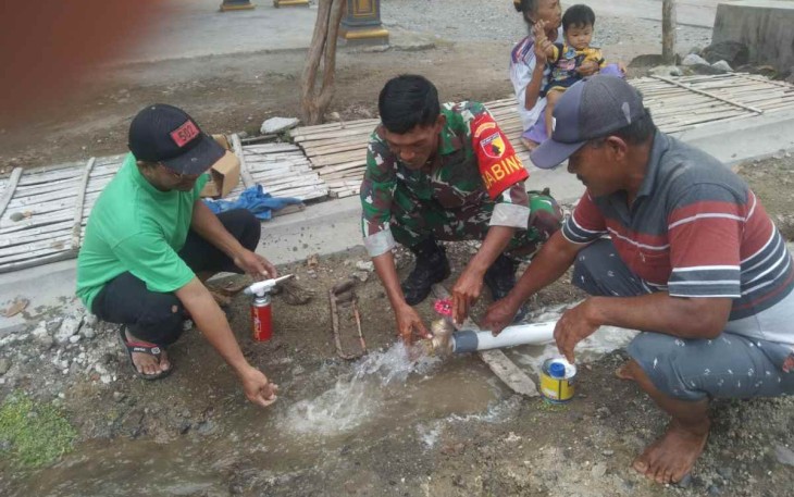 Perbaiki saluran air bersama warga binaan