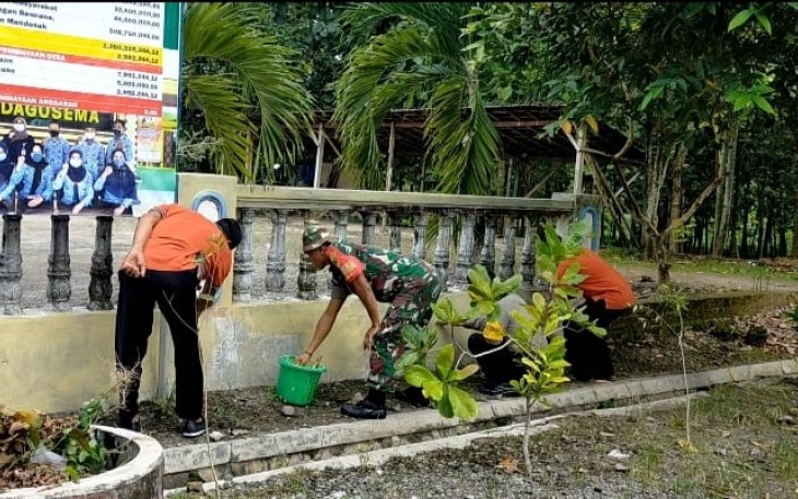 Karya bakti bersihkan lingkungan di wilayah binaan