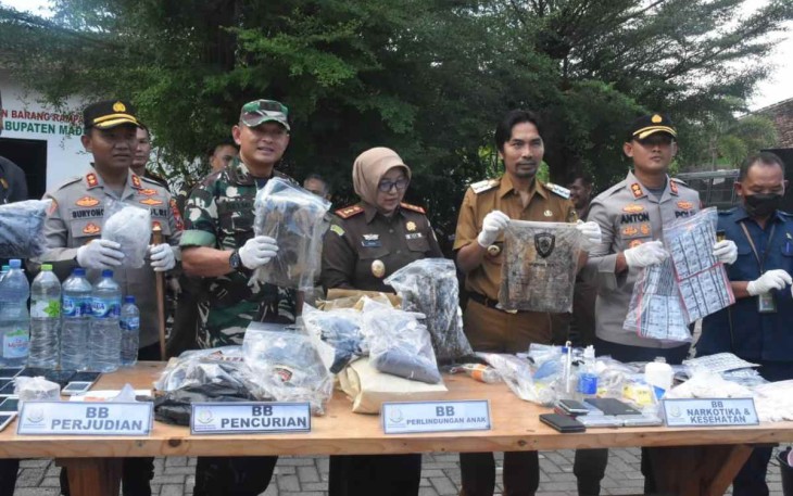 Dandim 0803/Madiun Letkol Inf Meina Helmi saat pemusnahan barang bukti di Kejari Kab Madiun