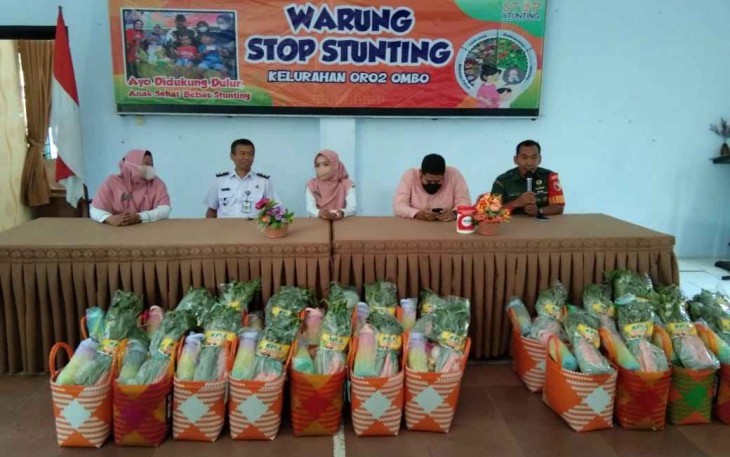 Serka Khamim saat pendistribusian bantuan warung stop stunting