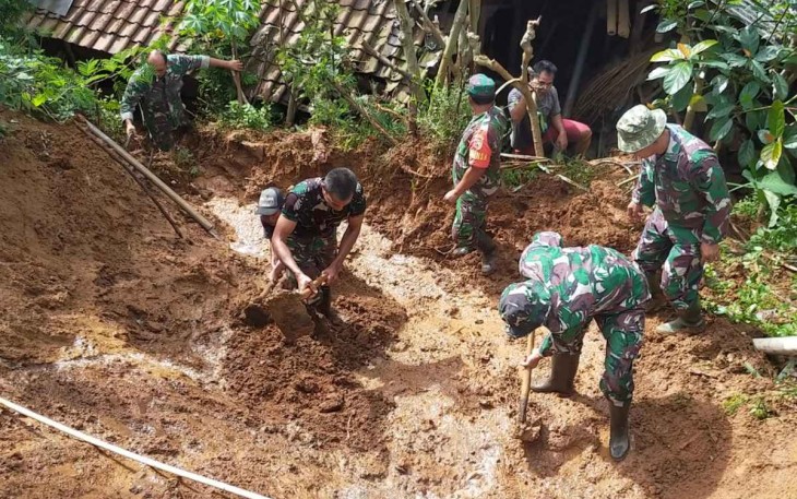 Angkat tanah longsor yang mengenai rumah warga