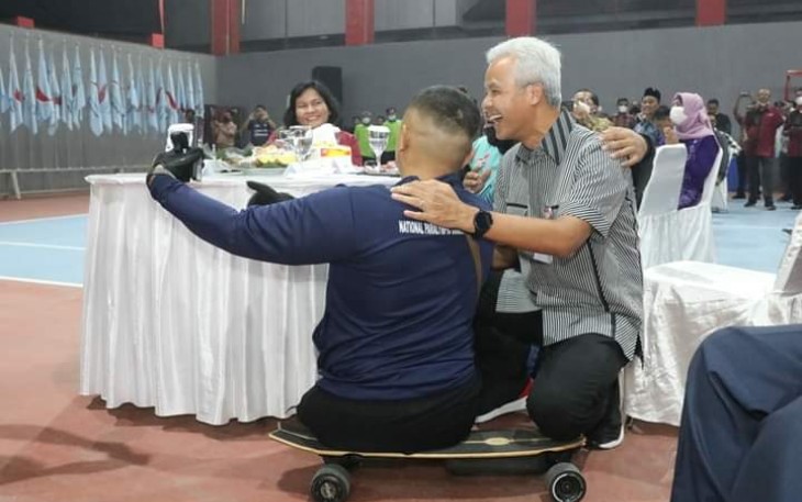 Ganjar Pranowo swafoto bersama atlet NPCI di Surakarta 