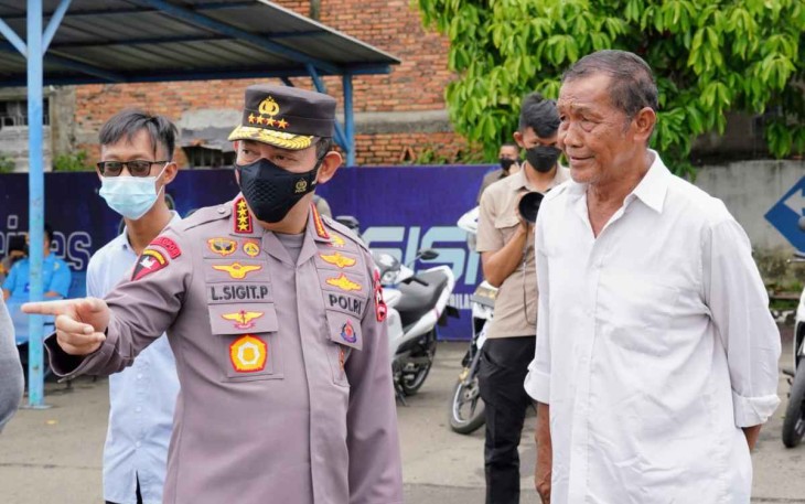 Kapolri Jenderal Listyo Sigit Prabowo saat berdialog dengan warga pemohon SIM di Satpas SIM Polda Metro Jaya 