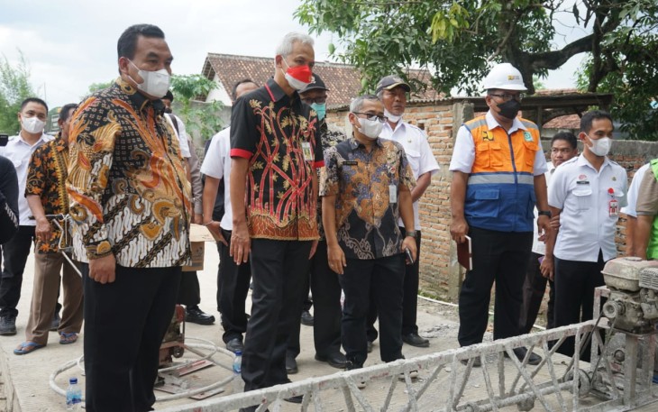 Gubernur Jawa Tengah Ganjar Pranowo didampingi Bupati Blora Arief Rohman dan dinas terkait melakukan sidak Jalan Mulyorejo-Ngloram, kecamatan Cepu kabupaten Blora.