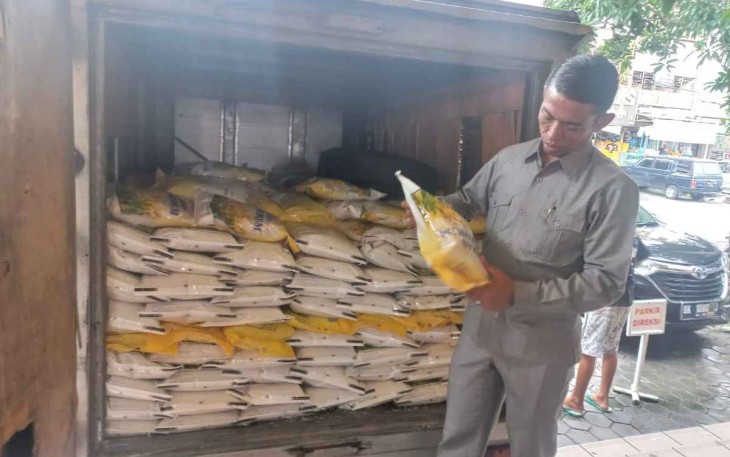Dirut PUD Pasar Medan Suwarno saat cek pasokan distribusi beras