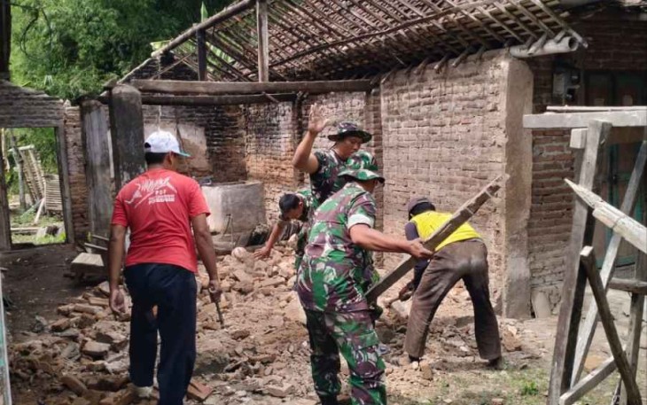Gotong royong perbaiki rumah warga binaan