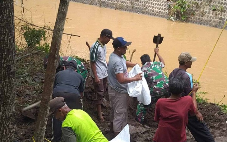 Gotong-royong perbaiki tanggul di sungai Gendol
