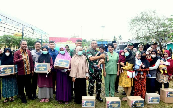 Pangdam Hasanuddin Mayjen TNI Dr. Totok Imam Santoso saat kegiatan baksos stunting di Kecamatan Tapalang Sulbar 